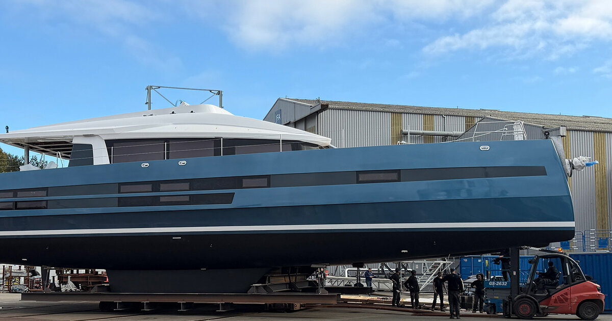 Новый парусный катамаран Long Island 87 от JFA Yachts спущен на воду